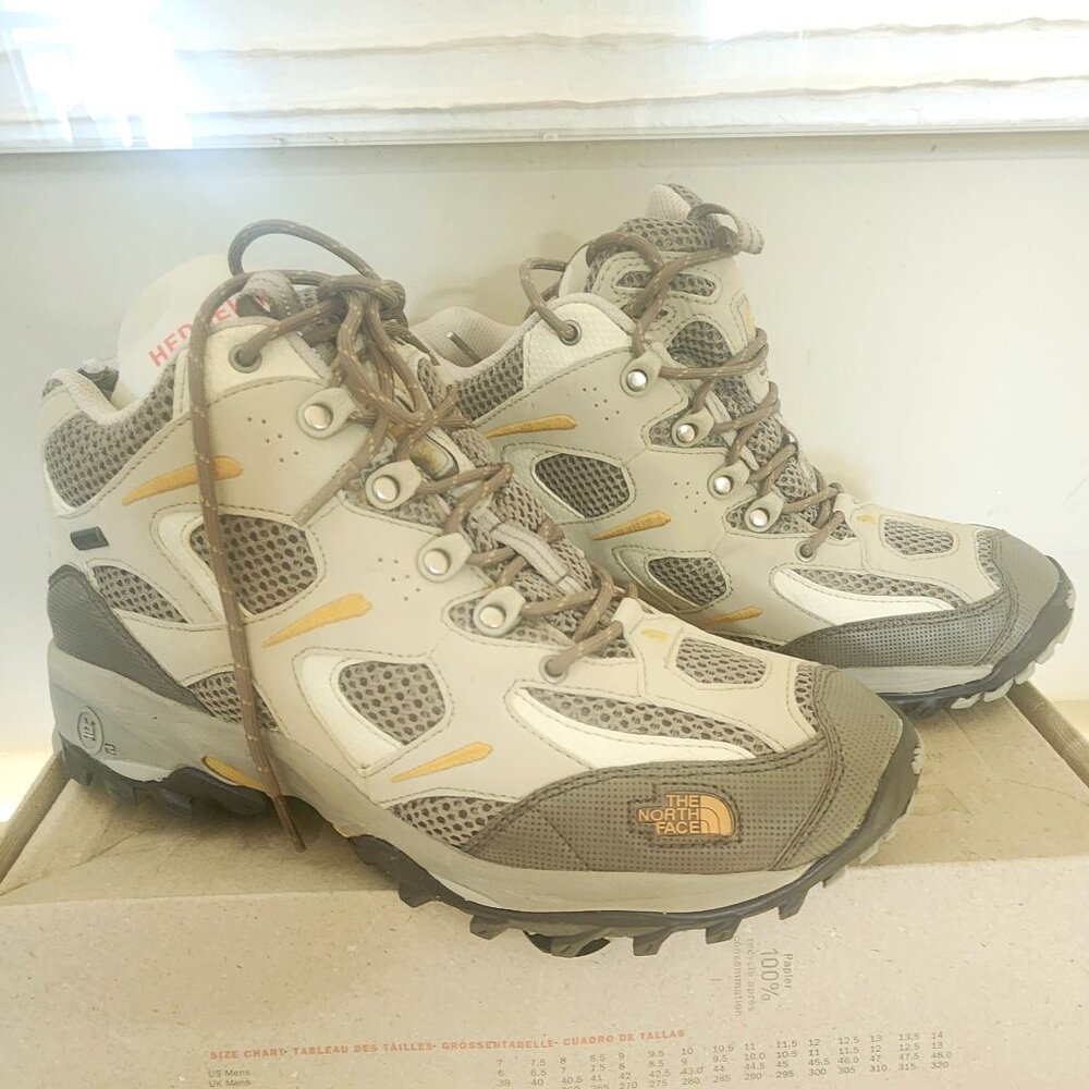 The North Face Women's Hedgehog mid GTX Hiking Trail Shoe.